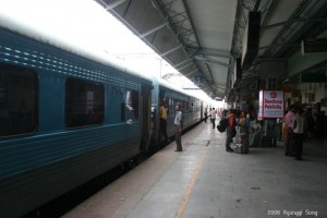 Amritsar로 가는 도중에 잠시 기차 플랫폼에서..